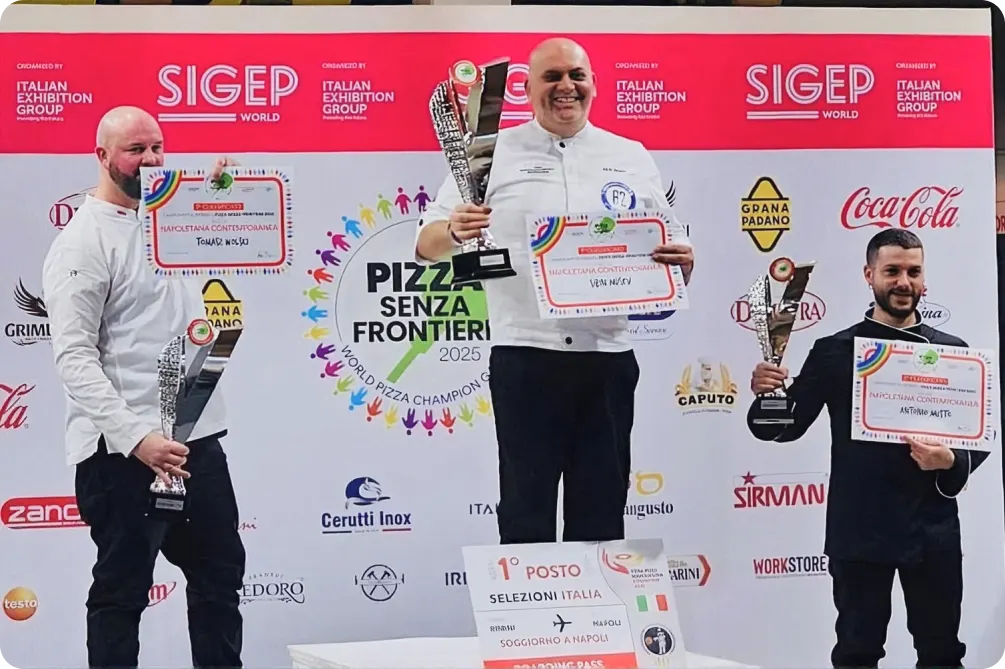 Siegerehrung auf der SIGEP: unser Weltmeister auf dem ersten Platz des Podiums