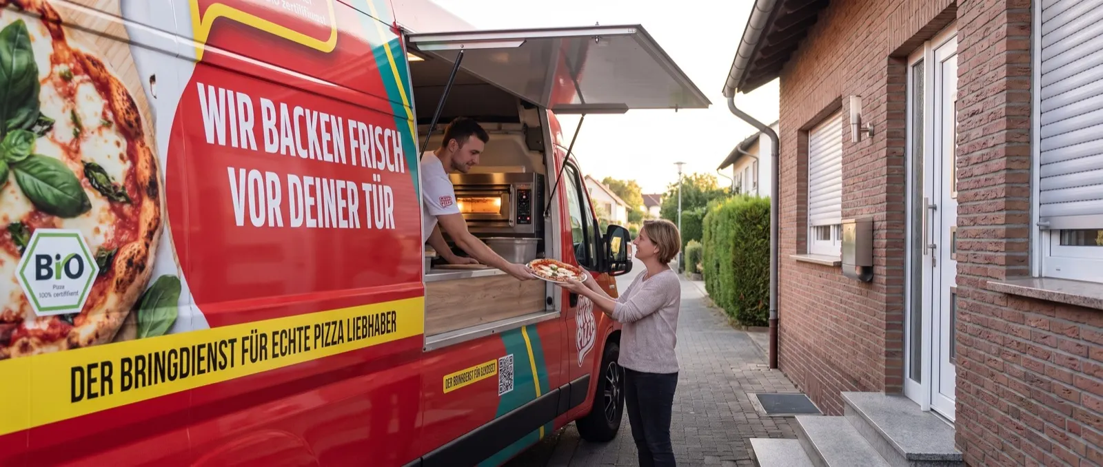 Der rote Pizza-Van hält vor einem deutschen Einfamilienhaus, der Bäcker reicht eine Pizza auf den Teller eines Gastes