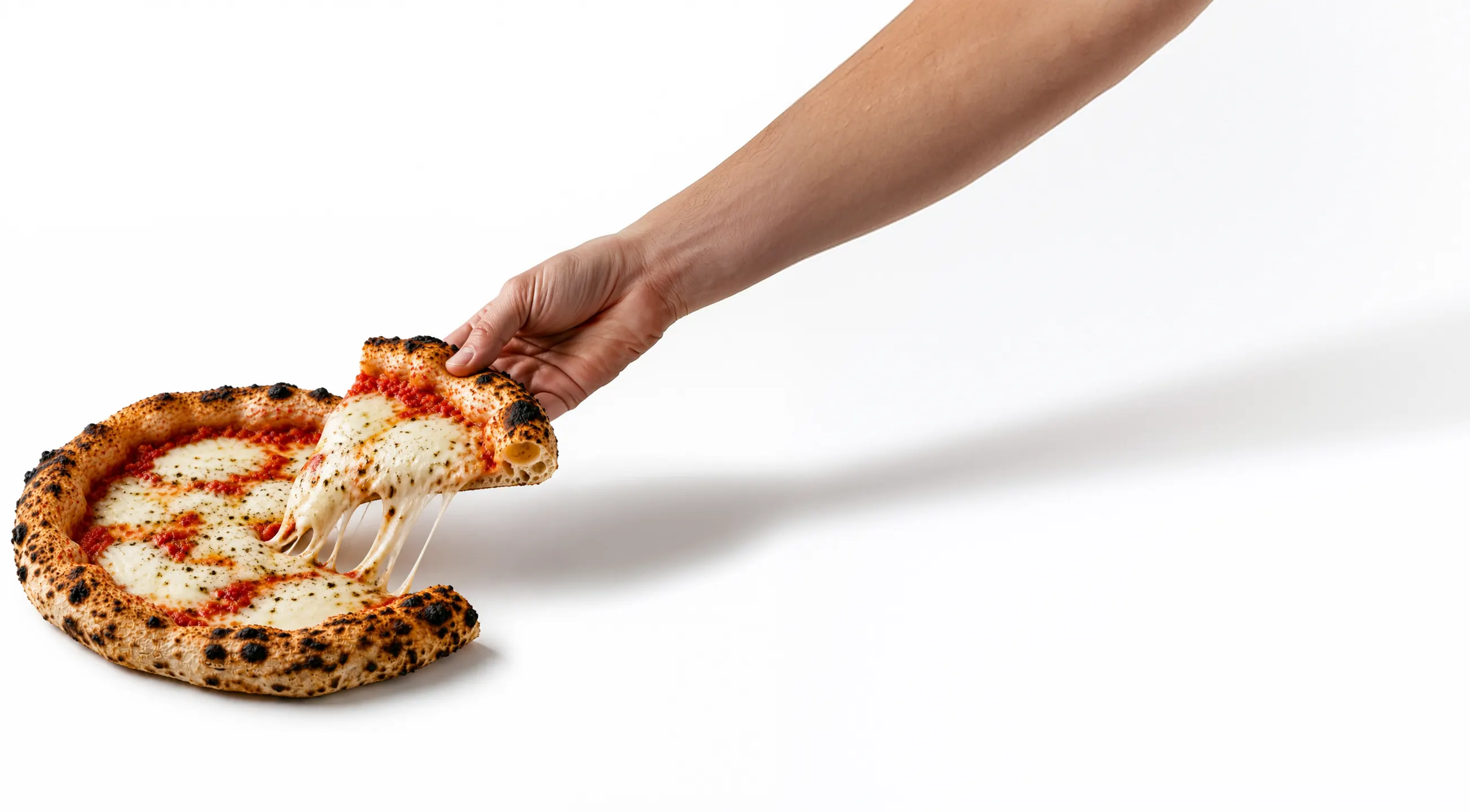 Eine Hand hebt ein Stück Margherita von der frisch gebackenen Pizza, der Käse zieht Fäden