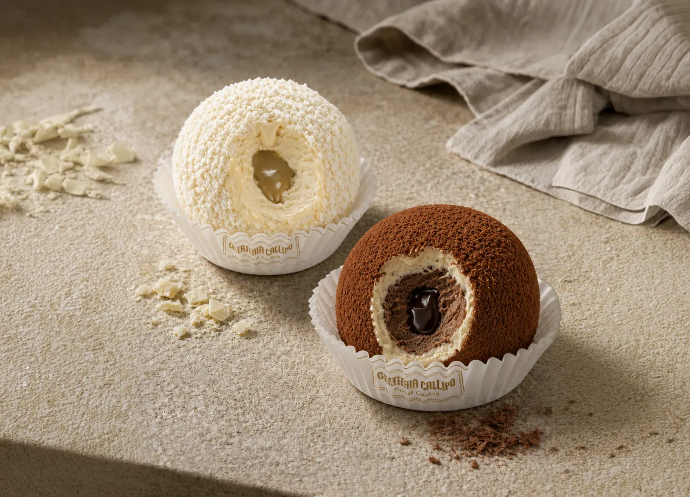 Zwei aufgeschnittene Tartufo-Eiskugeln, eine hell, eine mit Kakao bestäubt